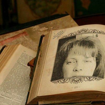 poésie, romans,nouvelles et un peu de politique. Artiste dans l'âme Les plus grands secrets sont dans les livres