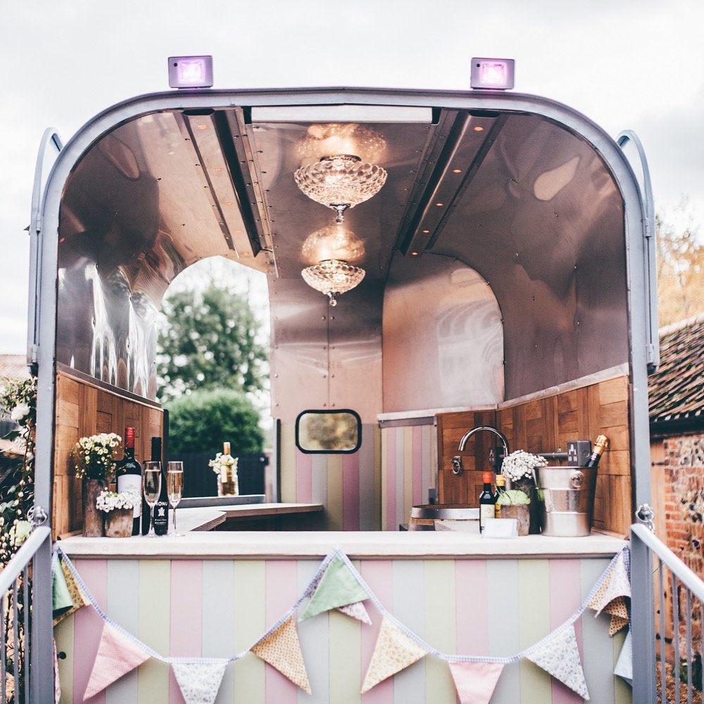 Specialising in Bohemian Luxe Weddings with a country feel. Offering couples a choice of indoor and outdoor mobile bars, to suit their wedding theme. 🍹🍹