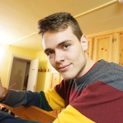 Questa è una di quelle cose in cui devo scrivere cosa faccio nella vita, che musica ascolto e se sono vegetariano?