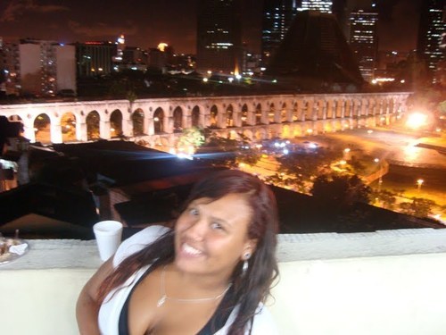 Vou mostrando como sou
E vou sendo como posso,
Jogando meu corpo no mundo,
Andando por todos os cantos ♫