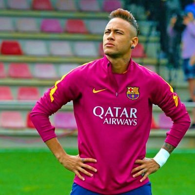 Neymar Love ネイマール 前はコロコロ髪型変わってたのに最近どうしたの 今の髪型気に入ってる方いたらごめんなさい そろそろ変えてもいいんじゃない またこのスタイルやってほしい