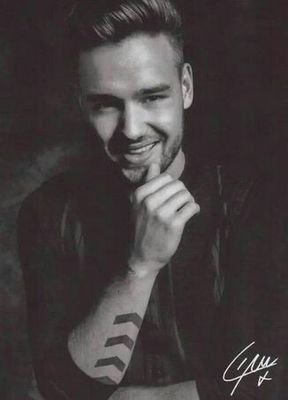 Liam es el hombre mas perfecto de la tierra.
#LirryBoy
#LiamBoy
#LarryShipper
#ZiamShippeer
Amante de los pandas y el chocolate