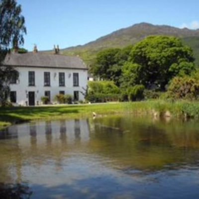 Medieval Carlingford.Proud @IrelandBlueBook member;Georgian 1727, foot of Slieve Foy.Stone's throw to Lough.2AA Rosette restaurant,4* bedrooms,Paul 042 937 3682