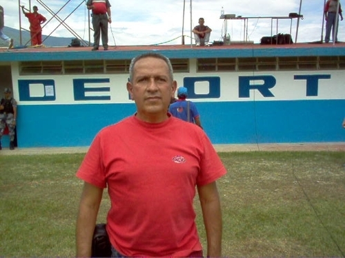 Ingeniero de Sistemas, Graduado en la Universidad de Los Andes, Fanatico de Estudiantes de Mérida, ADORO a los Animales, por eso no me los como.