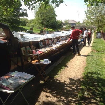 We live on a narrowboat and cruise all the inland waterways, selling books from our floating Bookshop. ❤️ medieval, Plantagenets, reading, architecture....