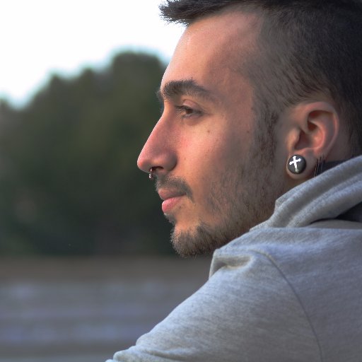 Estoy en todas partes como Dios, pero más sexy. Redacto en varios sitios, maqueto, juego a videojuegos, hago videos y tengo muchas aventuras. Este es mi espacio