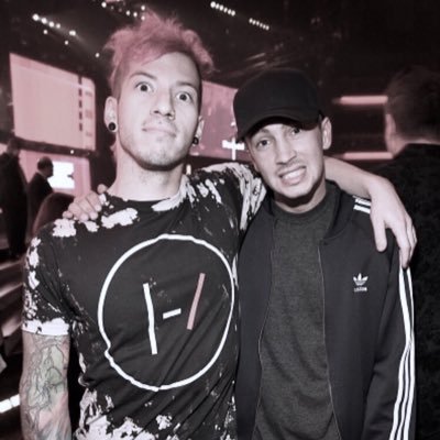 free follow from @atychiphobia01 👾 and @screamotop ✨