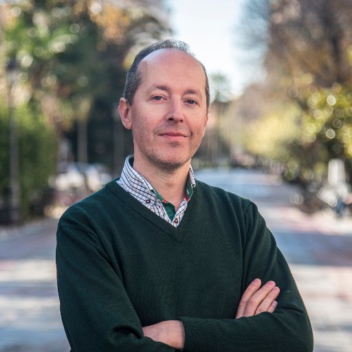 Nací en Almendralejo, soy licenciado en Ciencias de la Información por la Complutense, trabajo en el Diario HOY y estudio Economía