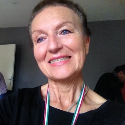 Fille d'horloger et nomade, je repousse les limites du temps en sillonnant le monde pour transmettre ma passion pour le Clean Language et la métaphore...