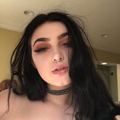 QueenSpenderr's profile picture. Little spoiled brat🌹 financial domination 🌹  🌹#findom #paypig | pay before play.