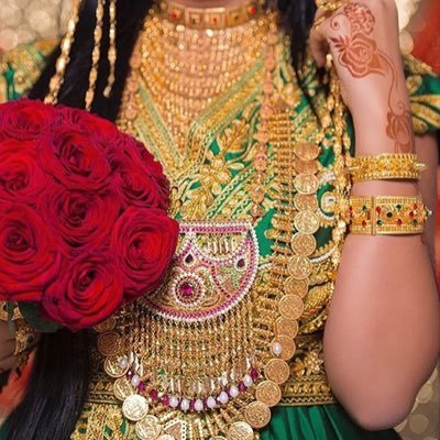 تبسّمي لا يسكن الحزن وجهك عين السماء تمطر على شان ترضين 💙