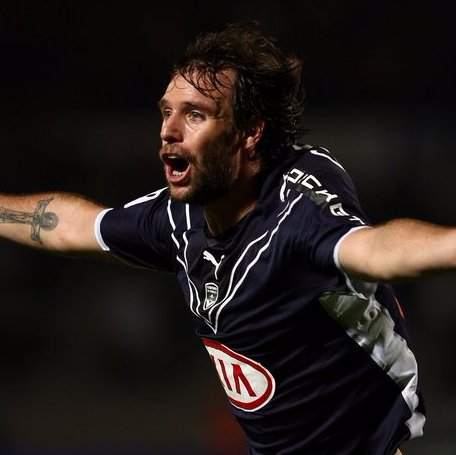 Goleador romantique. 
Supporter @girondins & sympathisant @ub87officiel. 
Gauchiasse punk à chat.