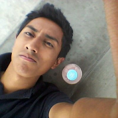 Soy el cansancio de mi Padre, las lagrimas de mi Madre,
las bromas de mis hermanos, la paciencia de mis amigos. Soy la decepción, el odio y el amor de Ella.