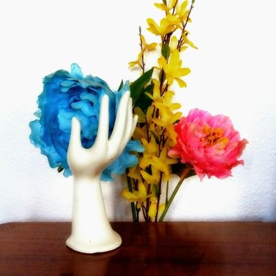 fckingmoony's profile picture. INFP. she/her. ♊️♋️♎️ Et je me fous, fous de vous, vous m'aimez mais moi je joue.