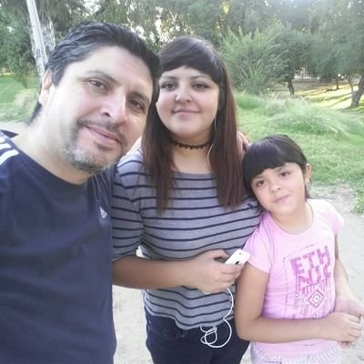 Orgulloso padre de dos princesas y un principe....... mal genio.... me enojo con facilidad y me desenojo de la misma manera... esperando a la mujer q me quiera