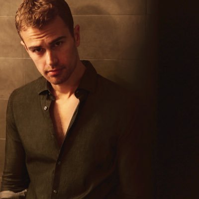 AlaricHare's profile picture. They said not to trust a Hare, and that was true. | Nineteen | Falling for his flower