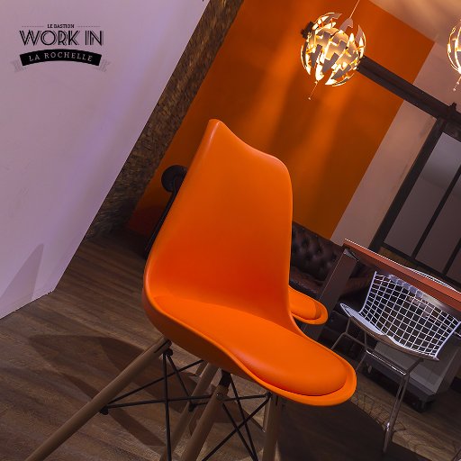Notre espace de #cowork à la déco indus rassemble des professionnels de tout horizon dans un esprit d'échange et d'ouverture au coeur de @LaRochelle