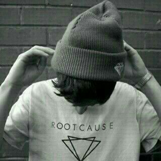 0y_qk's profile picture. حكمه صغيره ولكن معناها كبير... ( الثقه كالدمعه اذا سقطت لن تعود) .... 💔❌