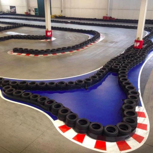 Pista di KART al coperto,
6 circuiti differenti!
Prenota la tua gara!