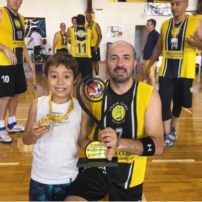 Pai, Médico anestesiologista , jogador de basquetebol master , adoro animais( principalmente cães)