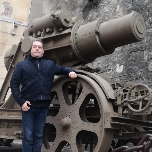Doradca podatkowy.
Prawnuk Legionisty z Brygady Hallera.
Prawa strona mocy. Katol, pióromaniak, Cromaniak, zwolennik Ordo Praedicatorum. Viribus Unitis.