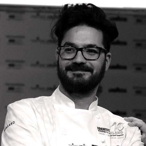 CHEF; Noi siamo gente che cucina il cibo è  il nostro lavoro la nostra vita in nostro sapere, nasciamo cuochi diventiamo chef e moriamo cucinieri.