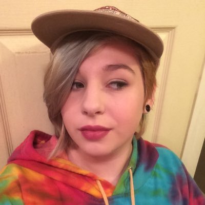 sarcastic_egg's profile picture. snap: falloutgrrrl tumblr: sarcasticegg