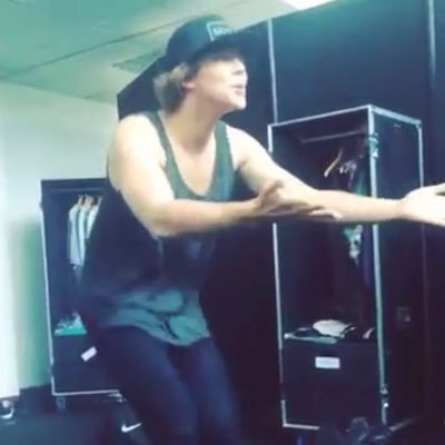 Ash dancing to different songs // Dm me your song suggestions!