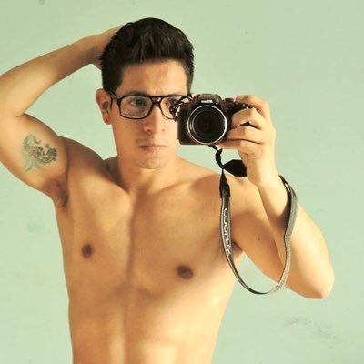 Hugomon_'s profile picture. • Geek & Fit • Digital Marketing • Amante de los videojuegos, cine, música etc.• Tempus Fugit Carpe Diem • soy como tu amigo gordo geek pero bueno