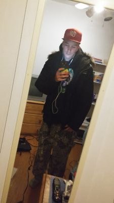 Je suis quelqu'un qui adore s'amuser jecrit de la Musique rap québécois je suis un amoureux des animaux!!