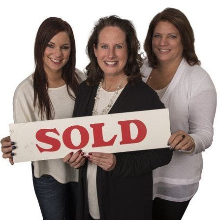 Kathy Brothers Team with KW Innovate is consistently ranked one of the top teams in Northern IL. Providing excellent service in and around the Fox Valley.