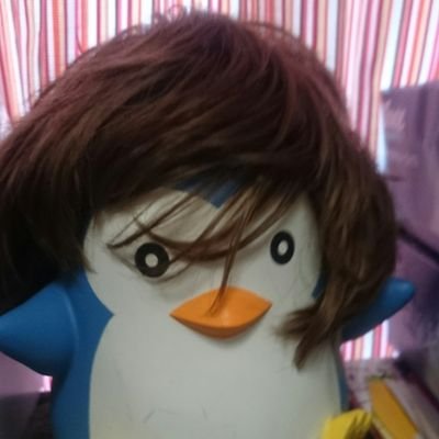 88鍵盤とゲームパッドをたたくペンギン 普段は音楽のお仕事してました 🏔 📕🎩🕘🔑👍🐚🐏