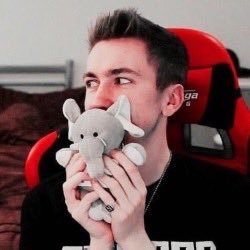 ugh_lashton's profile picture. Lowkey obsessed with bands and youtubers ✨22, French, fb similar