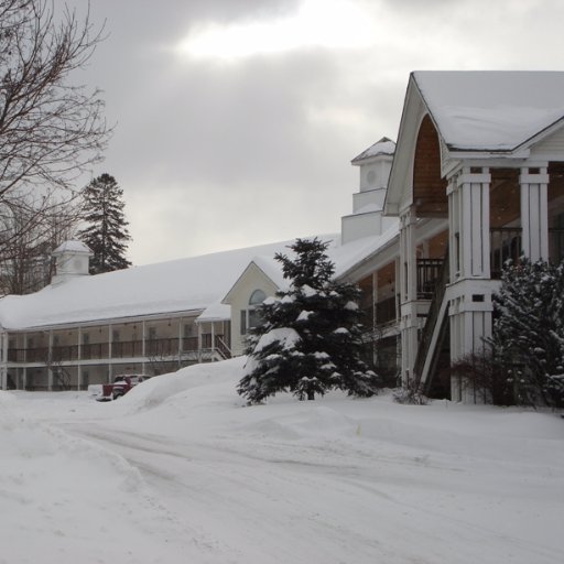 Affordable and dog-friendly St. Johnsbury, Vermont hotel is near Burke Mountain, Jay Peak, Fairbanks Museum, and Dog Mountain.  Ski & Stay Packages Available!