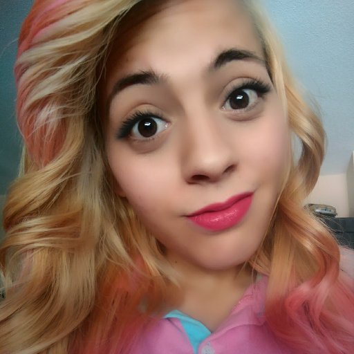No es la apariencia,es la esencia; No es el dinero, es la educación; No es la ropa, es la clase//Jugadora de League of Legends❤Cantante amateur y Cosplayer
