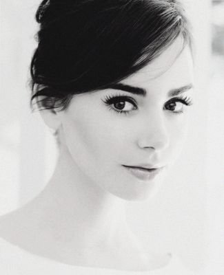 XVII.
Ravenclaw.
Y sonrió, con la luz de color ámbar que solía emanar de su frío corazón y sus cálidas ideas revolucionarias.
#FreeRol