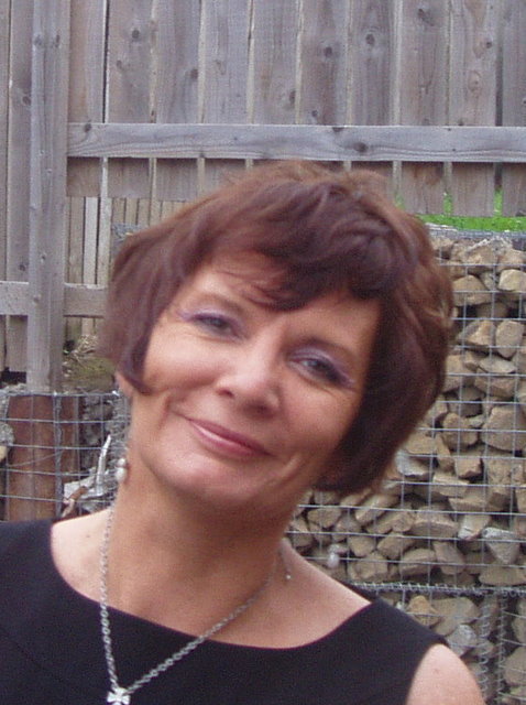 Happily married with one son. Likes food, wine, family history and my aquarium. Work in publishing.