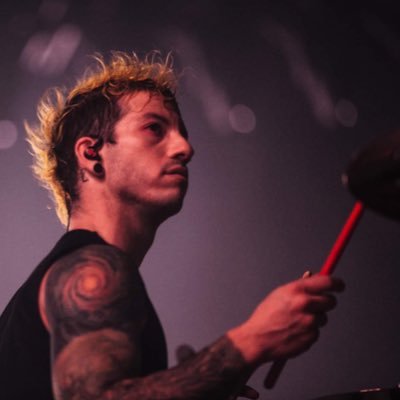 joshisbalding's profile picture. lmao does anyone want this as a joke bc its just annoying me @fallingtonight