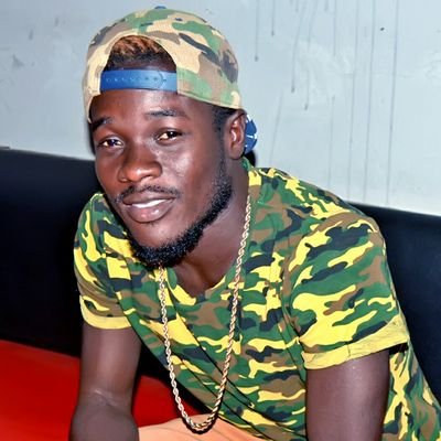 jeune artiste chanteur compositeur et arrangeur faisant la musique urbaine et variété pour mettre la joie dans tous les coeurs atristé car le sourie illumine vi