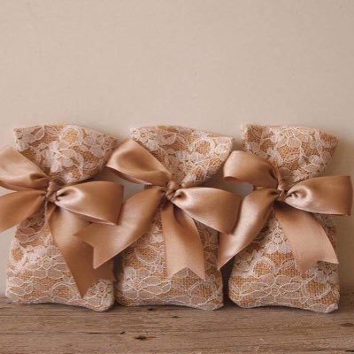 Creazioni di bomboniere, inviti e segnaposti realizzati a mano, anche su richiesta. Per info e prenotazioni contattare in privato 🎀