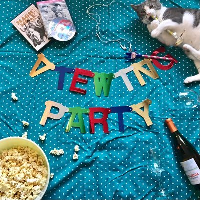 It’s @GoodJobKatie and @hellowesleigh (and some cats) watching movies, eating snacks. Every 5th ep we visit the #Tatumverse - Join the party! 🎉
