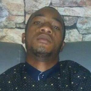 Graphic designer, works at Jpp. Kul nd easy going. Luvs gud music.