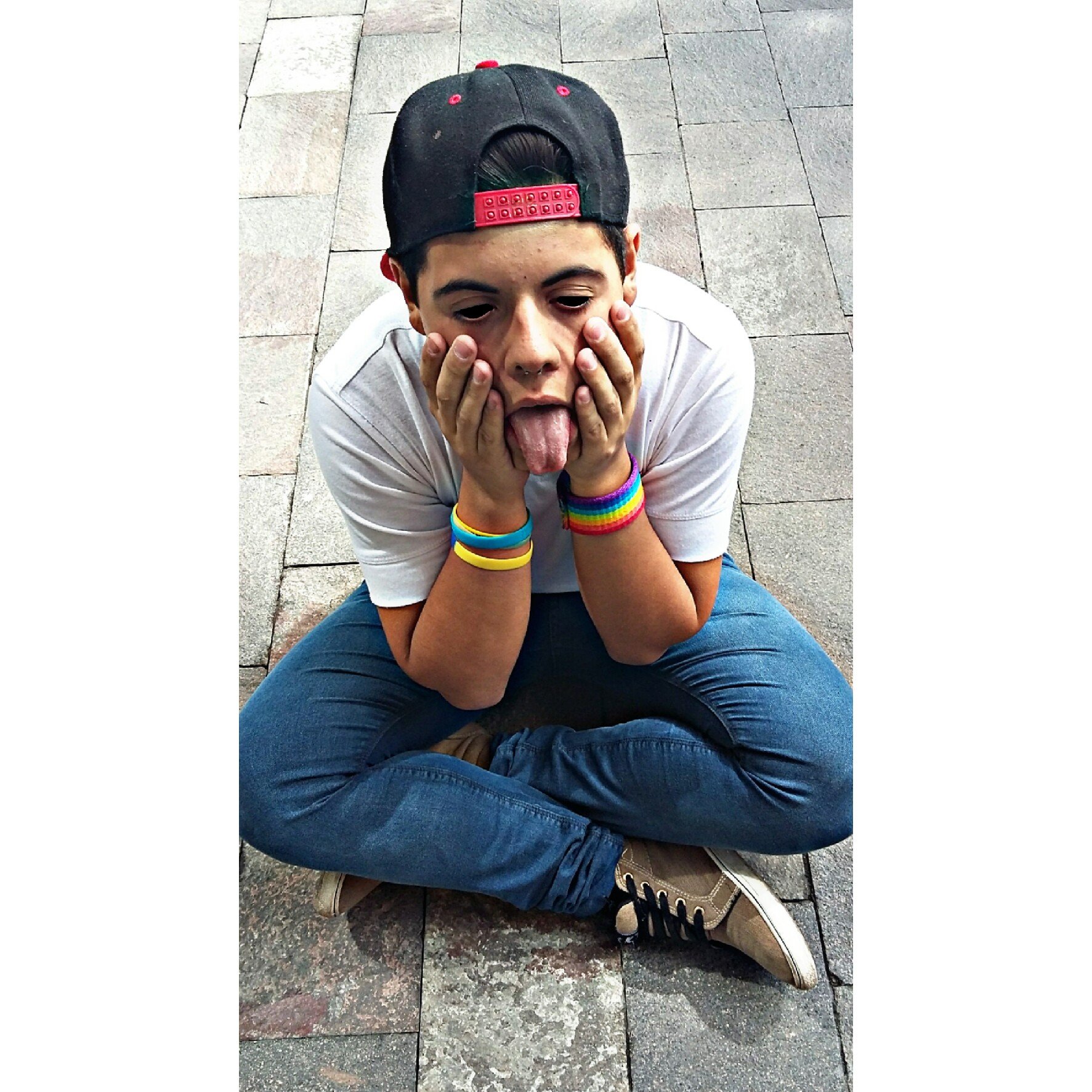 Un chico exelente, mal de ratos, aveces triste, aveces sonriendo ||👬L (G) B T👬||