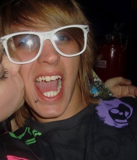 Um FC do @thomasrestart,com objetivo de ajudar e mostrar o amor e carinho e tudo mais que sentimos por essa pessoa LINDA|Since O8/O4/2O1O| dona:@dearbelleta_not