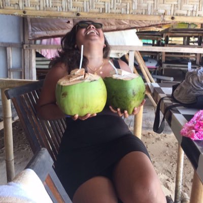 vinivedivici's profile picture. cekodok & teh tarik | army kid  #agiidupagingelaban | creative lead | probably speaks better Bahasa Malaysia than your neighbour 🇲🇾