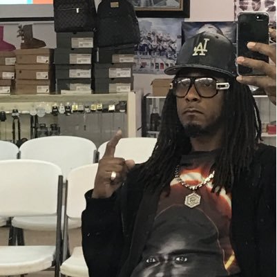 Thrty3's profile picture. Activist 👋🏽✊🏾🖕🏽👁 Too 1 Hunnid.---& a ♓.... From da Outside look in Chekk my InstaGram➡️ @C_L_da_barber318