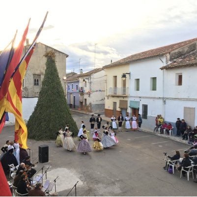 Alcalde de Cerdà.  Técnic en equips electrónics de consum.Graduat d’ADE a la UV campus d'Ontinyent. Gerent Adaix Canals.