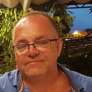 Sigo a quien me sigue. A veces pongo tuits en otros idiomas.