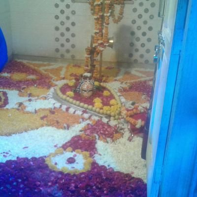 SHIV ki jyoti se noor milta hai,
Sabke dil ko surur milta hai,
Jo bhi jaata hai BHOLE ke dwaar,
Kuchh na kuchh zarror milta hai,
Jai Baba Bholenath