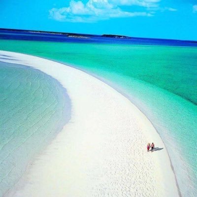 TraveIIingWorld's profile picture. Travel the world with us.